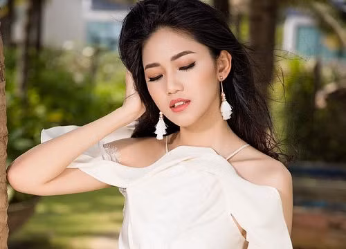 Nàng Á hậu sinh năm 1994 được xem như là người đẹp có phong cách thời trang đa dạng và sành điệu nhất showbiz Việt hiện nay.