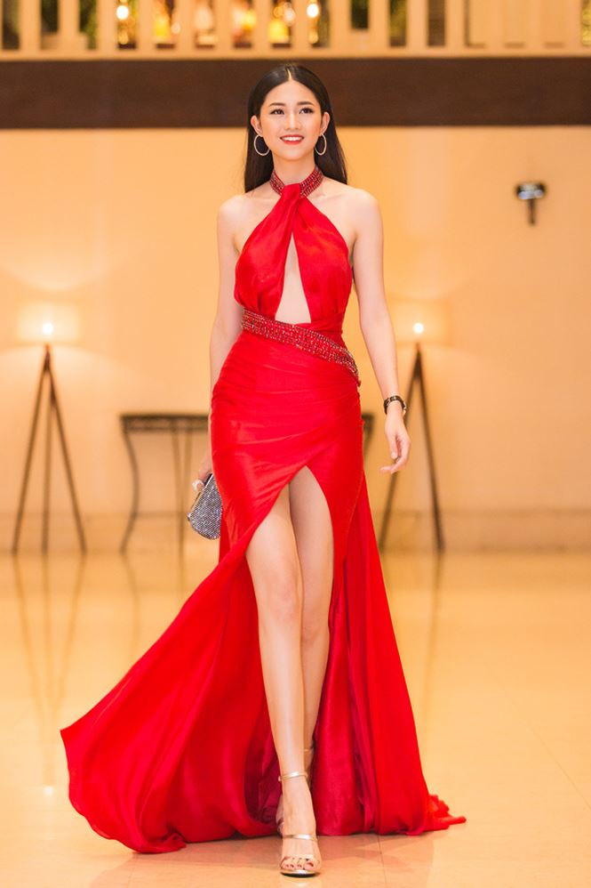 Thanh Tú khiến khán giả phải trầm trồ khi sải bước trong bộ váy đỏ cắt xẻ táo bạo nhưng vẫn tinh tế.