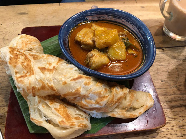 Roti canai: Người Malaysia gọi đây là bánh xèo, món này có nguồn gốc từ Ấn Độ, phần bột được tráng mỏng rồi cuộn lại, ăn kèm với súp đậu lăng hoặc cà ri cá. Món này không dùng đũa hay thìa mà phải được ăn bằng tay không.