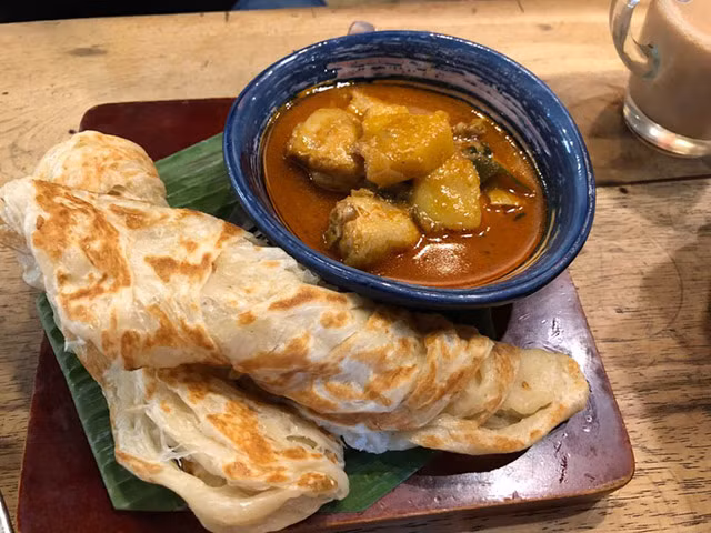 Roti canai: Người Malaysia gọi đây là bánh xèo, món này có nguồn gốc từ Ấn Độ, phần bột được tráng mỏng rồi cuộn lại, ăn kèm với súp đậu lăng hoặc cà ri cá. Món này không dùng đũa hay thìa mà phải được ăn bằng tay không.