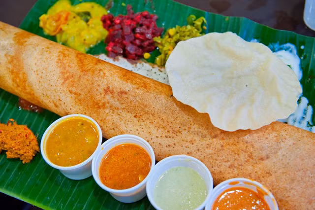 Tosai: Cũng là bánh kếp, tuy nhiên Tosai được phục vụ dưới dạng cuộn dài. Thực khách có nhiều sự lựa chọn sốt ăn kèm bánh như sữa chua, sốt chua cay hay và các loại gia vị truyền thống của Malaysia.