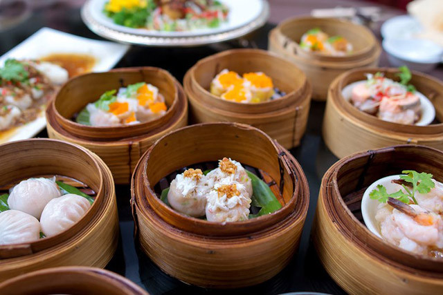 Dim sum: Đây là món ăn độc đáo của Malaysia rất phù hợp với du khách thích đồ ăn nhẹ cho bữa sáng. Ở Malaysia có rất nhiều cửa hàng bán dim sum ngon, hầu hết đều được bày biện trên những xửng tre trông rất hấp dẫn.