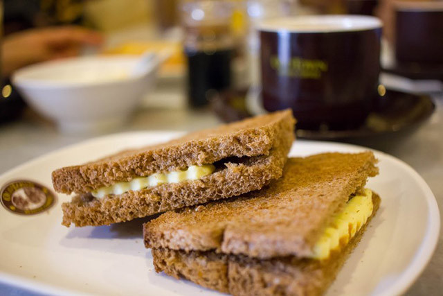 Bánh mì nướng Kaya: Chiếc bánh mì phủ đầy mứt dừa ngọt ngào này sẽ là món ăn khởi đầu cho ngày mới của người Malaysia. Bạn có thể thưởng thức món bánh này với một tách cà phê hoặc trà. Ảnh: Theculturetrip, Internet.