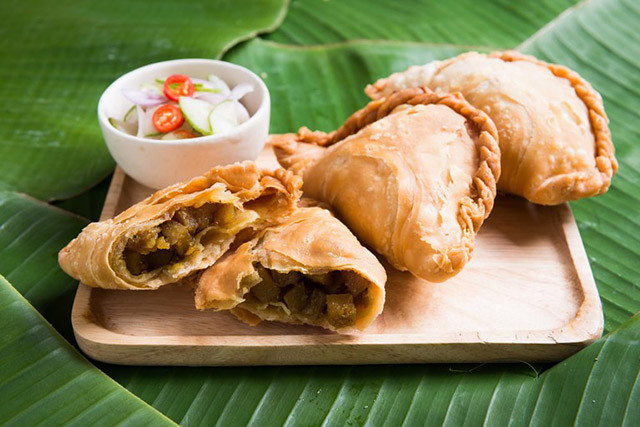 Bánh cà ri thường được ăn rất nhiều vào buổi sáng. Những chiếc bánh nhỏ bên trong có nhân khoai tây cà ri hoặc thịt gà sẽ được đem chiên phồng. Bánh này có lớp vỏ giòn tan bên ngoài, ăn kèm với một chút dưa chua nữa là ngon hết sảy.