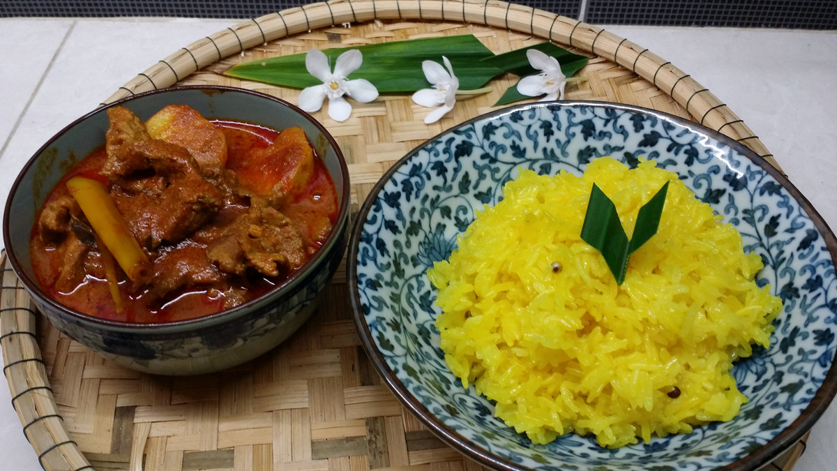 Nasi kunyit: Món cơm nếp này có màu vàng của nghệ, thường ăn với cà ri gà. Chỉ vào những dịp đặc biệt hoặc lễ kỷ niệm, du khách mới có thể tìm mua thấy chúng tại một số khu chợ như Ramadan, hoặc đi khi là chợ sáng sớm.