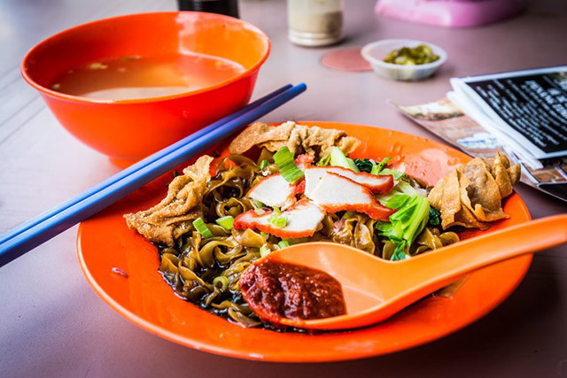 Wan tan mee: Đây là món ăn của người Malaysia bao gồm bánh bao, hoành thánh, thịt heo thái mỏng, nước dùng cùng nước sốt hàu đậm đà. Phần nước sốt ăn cùng rất ngon, mọi người có thể ăn kèm với bánh mì cũng rất phù hợp.