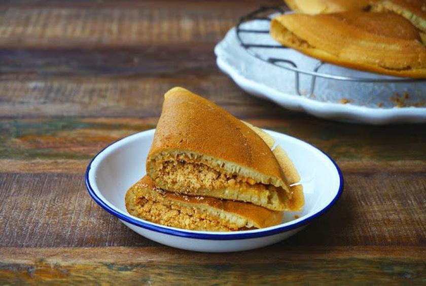 Apam balik: Món ăn Malaysia này rất thơm và ngon, nó thường được nhồi cùng với các loại hạt, sốt socola, đôi khi là kem hoặc quả việt quất.