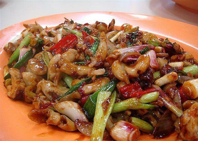 Ống dẫn trứng heo (tràng heo): Có thể thực khách sẽ thấy ghê khi nghe món ăn được làm từ ống dẫn trứng của một con heo. Nhưng, khi bạn nhắm mắt lại và nếm thử món ăn, bạn có thể sẽ bị gây nghiện bởi mùi vị đặc biệt của món ăn này.