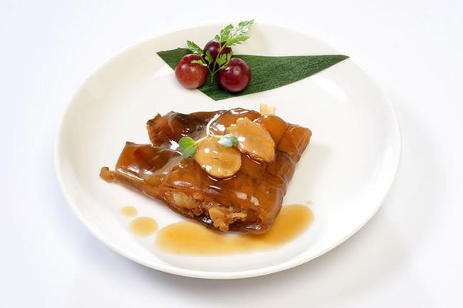 Súp dương vật hươu: Trong y học cổ truyền Trung Quốc, dương vật của hươu là một chất kích thích ham muốn “yêu”. Đàn ông ở Singapore cũng khá chuộng món ăn này bởi tác dụng bồi bổ dương khí của nó.