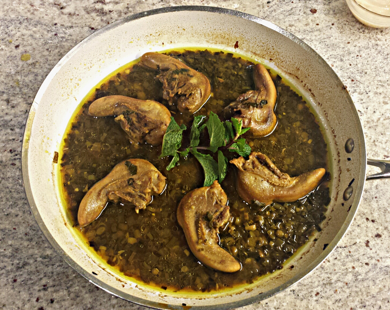 Canh lưỡi cừu: Bỏ qua sự ghê rợn là bạn đang cắn vào lưỡi của một con vật đã chết, thì lưỡi cừu khá ngon. Thịt lưỡi rất mềm có vị ngọt dịu. Món ăn này được bán cùng gian hàng súp não của cừu, tại chợ Upper Boon Keng.