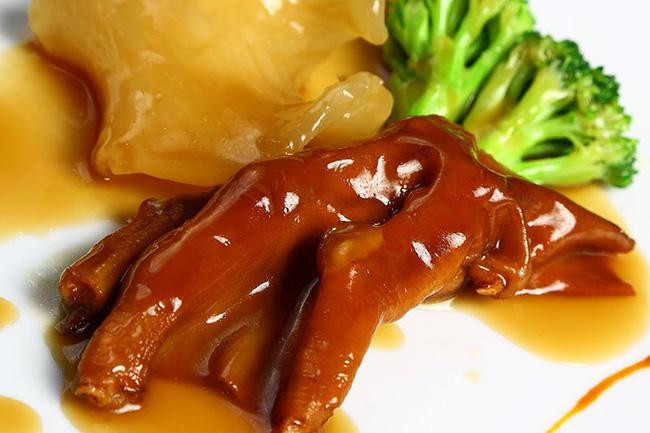 Chân ngỗng om: Ăn các món làm từ chân ngỗng có thể là điều kỳ lạ đối với nhiều người nhưng đây là món ăn phổ biến ở Singapore. Bỏ qua sự lạ lùng thì món này khá ngon khi được hầm nhừ mềm và ngấm đủ vị của thứ nước sốt thơm ngon.