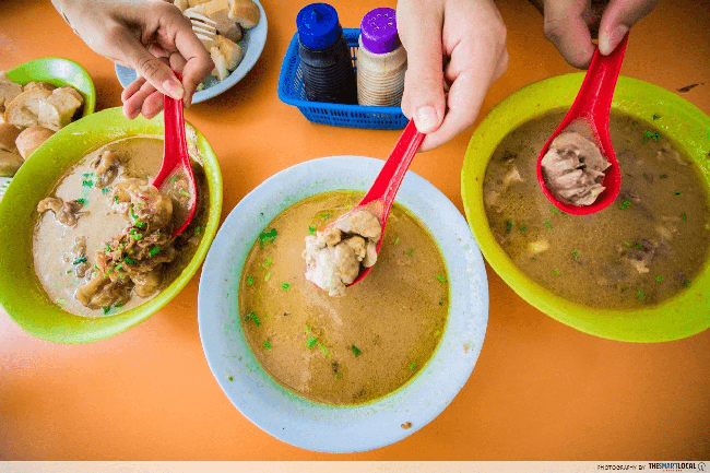 Súp não cừu: Lần đầu thực khách có thể sẽ cảm thấy hơi run sợ khi nhìn thấy những mảnh não trôi nổi trong bát súp. Tuy nhiên, súp não cừu khá ngon miệng. Món ăn kỳ lạ này được bán tại chợ Upper Boon Keng cùng với nhiều loại súp khác như súp gà, súp hải sản…