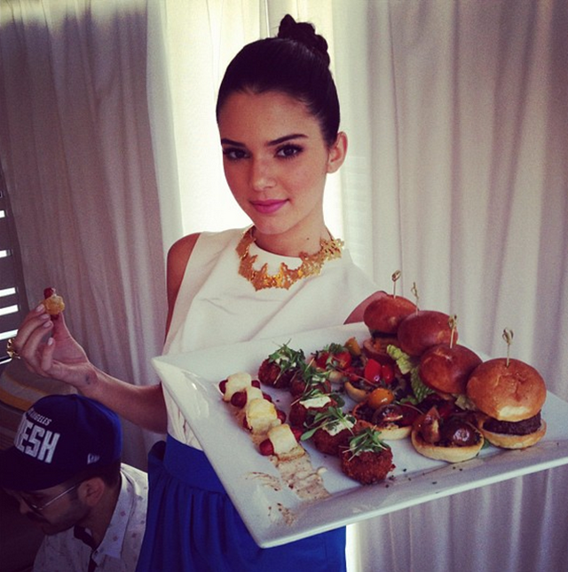 Kendall Jenner: Siêu mẫu này có thói quen ăn uống lành mạnh và kiểm soát căng thẳng giúp cô giữ dáng. Kendall thích các món ăn nhẹ lành mạnh như trái cây và rau quả.