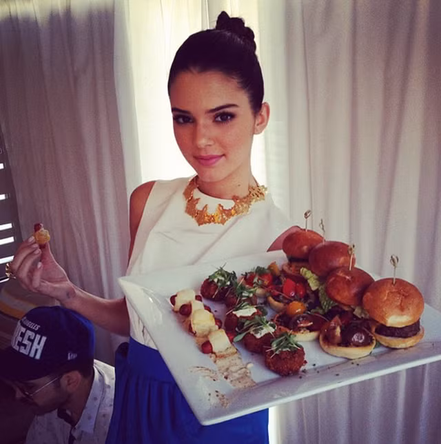 Kendall Jenner: Siêu mẫu này có thói quen ăn uống lành mạnh và kiểm soát căng thẳng giúp cô giữ dáng. Kendall thích các món ăn nhẹ lành mạnh như trái cây và rau quả.