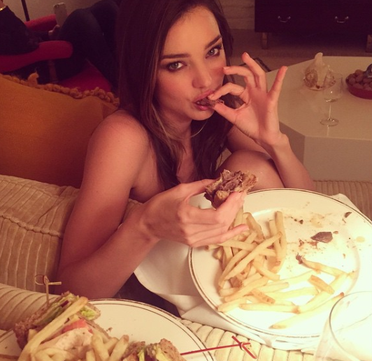 Miranda Kerr: Để bắt đầu một ngày mới sau khi thức dậy, Miranda uống một cốc nước nóng với chanh tươi. Trong ngày, cô dùng sinh tố trái cây và rau, dùng cá hồi với salad tươi và gà nướng.