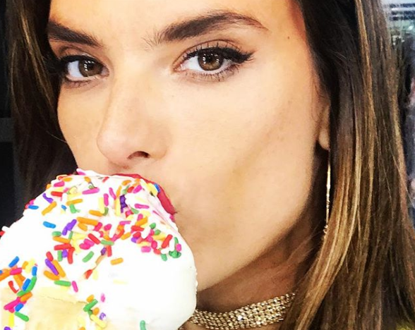 Alessandra Ambrosio bắt đầu ngày mới với món trứng và bánh mì bơ, uống một ít nước ép rau xanh sau khi tập luyện buổi sáng và sau đó dùng bữa trưa và bữa tối với các món gà, cá, sushi. Bí quyết giữ dáng của cô là nạp nhiều nước cho cơ thể suốt cả ngày và uống nhiều trà xanh. 
