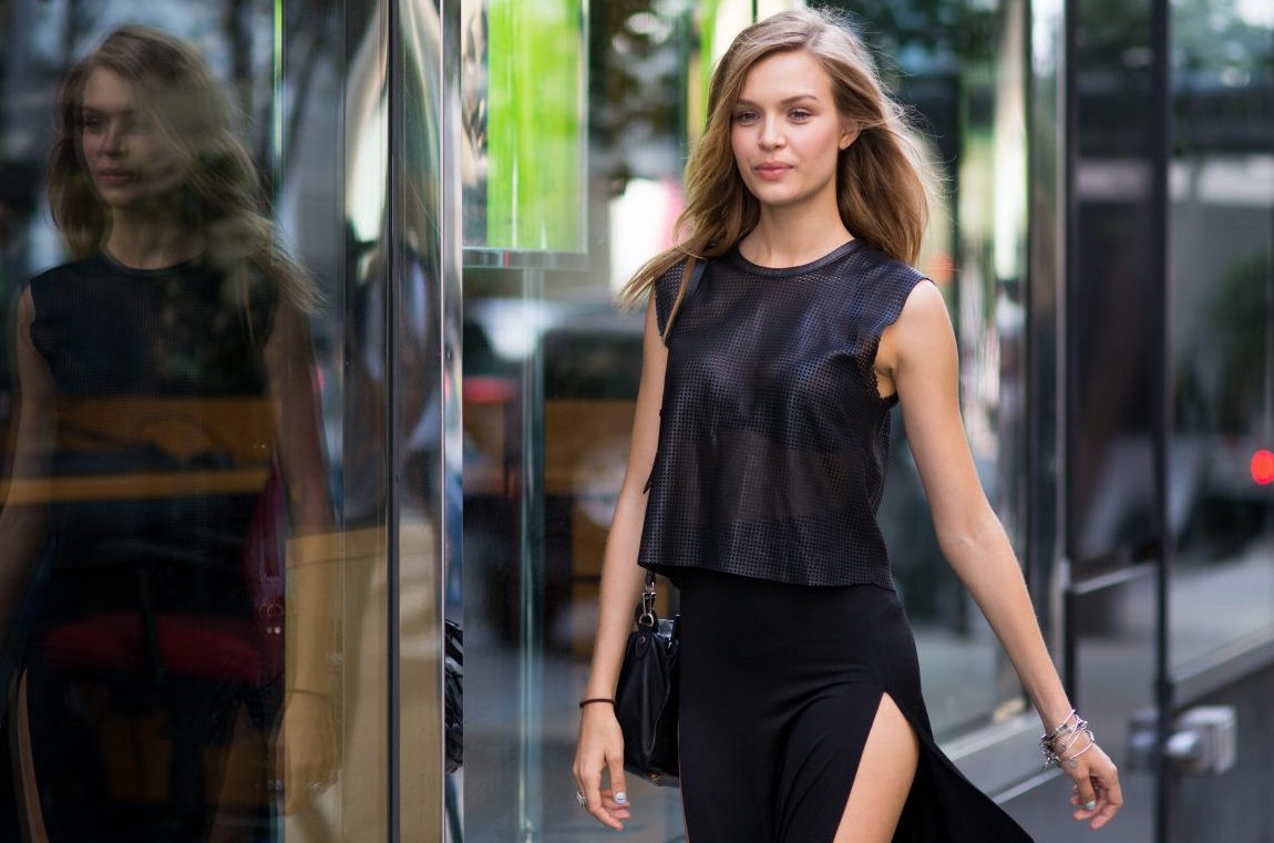 Cô thường chọn các loại hạt hay các thanh yến mạch ăn liền dễ bỏ túi để mang theo trong túi. Thỉnh thoảng cô cũng thưởng cho mình ăn các món đồ ngọt như socola đen, pizza, burger...