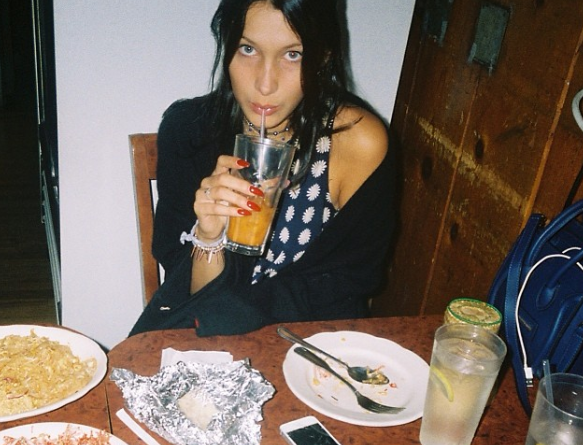 Bella Hadid: Trong một bài viết trên Snapchat, người mẫu Bella Hadid cho biết cô hay ăn phô mai nướng với khoai tây chiên ít mỡ kèm sốt cà chua, và uống nước trái cây hàng ngày.