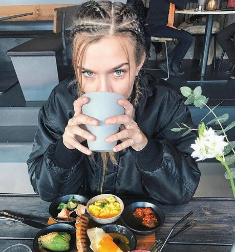 Josephine Skriver: Siêu mẫu này giữ dáng bằng cách kết hợp các buổi tập thể dục buổi sáng và ăn bữa sáng bổ dưỡng. Chìa khóa của cô để chống đói là luôn có một loạt các món ăn nhẹ trong túi.