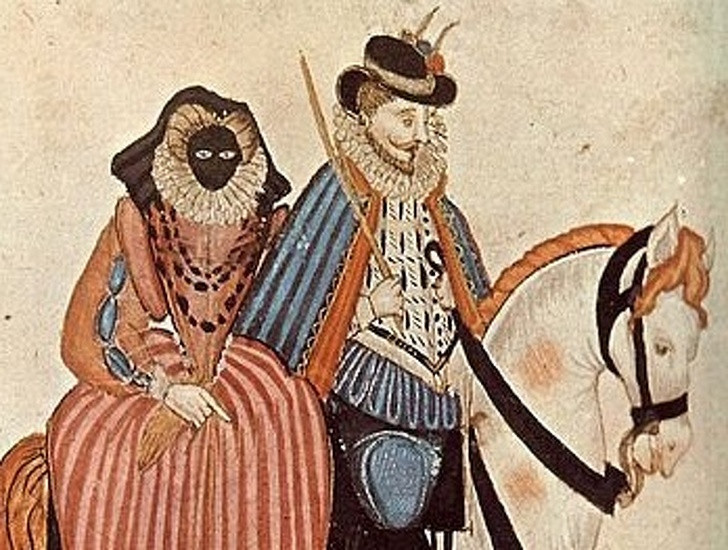 Mặt nạ chống nắng: Phụ nữ quý tộc thời xưa sẵn sàng làm bất cứ điều gì để giữ cho làn da trắng mịn. Vào thế kỷ 16, họ thường đeo mặt nạ nhung đen để bảo vệ mặt khỏi ánh nắng mặt trời.