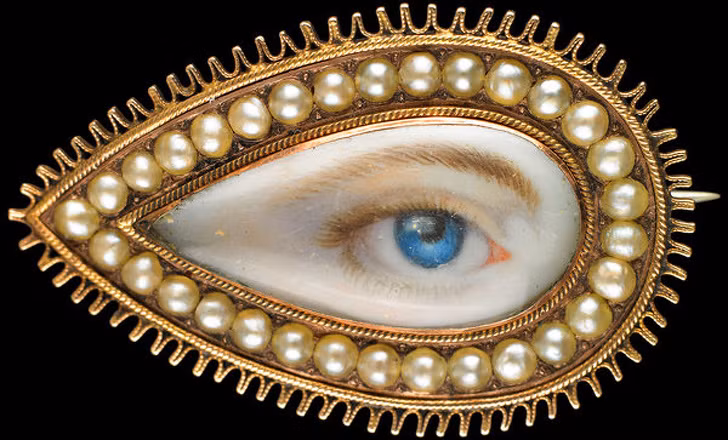 “Mắt của người yêu”: Phụ kiện vẽ đôi mắt người yêu được xem là món đồ cực kỳ phổ biến đối với đàn ông và phụ nữ châu Âu trong thế kỷ 18 và 19. Đôi mắt của người yêu, người thân hoặc con cái sẽ được vẽ lên vòng tay, trâm cài, mặt dây chuyền hoặc nhẫn.