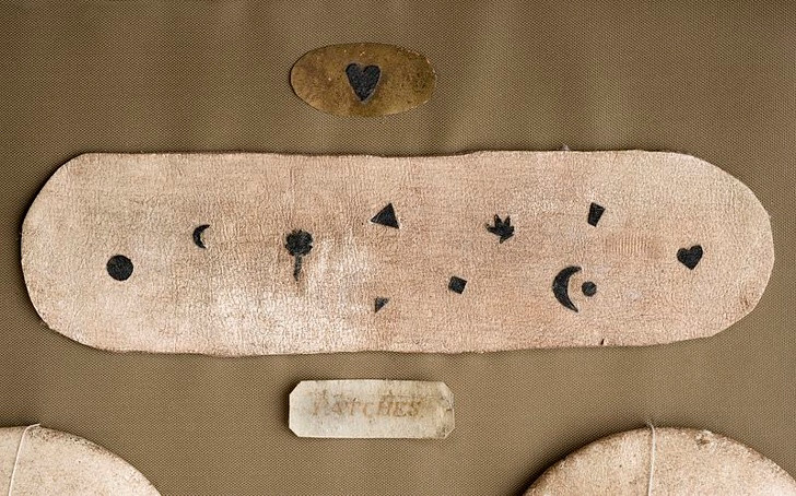 Làm đẹp ngụy trang: Vào thế kỷ 18, các nốt ruồi tự nhiên được ẩn giấu dưới hàng tấn lớp trang điểm. Các quý cô thường trang điểm bằng lụa đen hoặc các vật liệu da lên mặt. Với sự giúp đỡ của các phụ kiện làm đẹp này, phụ nữ đã thu hút đàn ông và che giấu các bệnh khác nhau như đậu mùa, giang mai...