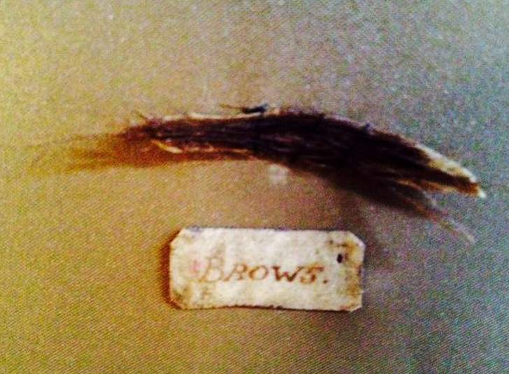 Lông mày giả làm từ da chuột: Vào thế kỷ 18, lông mày giả đã vô cùng phổ biến. Thay vào đó, phụ nữ thường cạo lông mày tự nhiên và dán da chuột lên.