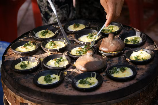 Bánh căn: Du lịch Đà Lạt tháng 10, bạn chớ nên bỏ qua món bánh căn nóng hổi. Đây là món đặc sản được rất nhiều bạn trẻ tìm kiếm khi đến Đà Lạt. Những chiếc bánh thơm giòn làm từ nguyên liệu chính là gạo cùng các bước chế biến cầu kỳ, phức tạp.