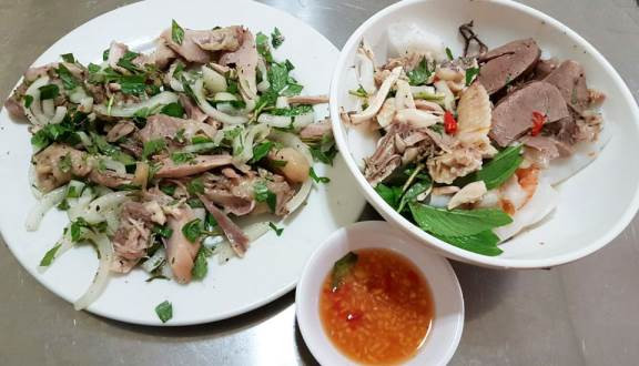 Cầu kỳ từ khâu chọn gạo đến thịt gà, lòng gà nên bánh ướt lòng gà Đà Lạt hấp dẫn du khách ngay từ những lần ăn đầu tiên. Đặc biệt, phần nước chấm được pha chế theo bí quyết gia truyền đã khiến cho món ăn này có sự đặc biệt mà chẳng nơi nào có được.