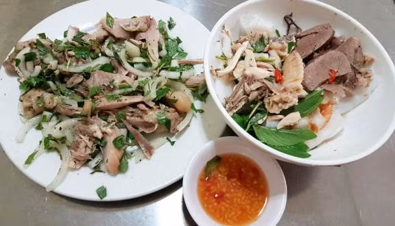 Cầu kỳ từ khâu chọn gạo đến thịt gà, lòng gà nên bánh ướt lòng gà Đà Lạt hấp dẫn du khách ngay từ những lần ăn đầu tiên. Đặc biệt, phần nước chấm được pha chế theo bí quyết gia truyền đã khiến cho món ăn này có sự đặc biệt mà chẳng nơi nào có được.