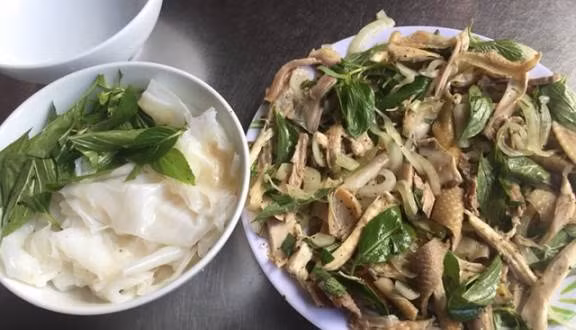 Bánh ướt lòng gà: Món đặc sản Đà Lạt này thực sự độc đáo trong cả cái tên và hương vị. Không ăn kèm chả, nem như các nơi khác, bánh ướt Đà Lạt sử dụng lòng gà và thịt gà xé phay.