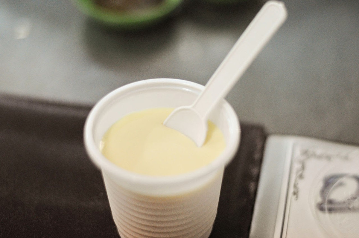 Sữa chua phô mai: Là một món tráng miệng cực kỳ quen thuộc và được bán phổ biến ở Đà Lạt nên nếu đến đây, các bạn cũng nên ăn thử sữa chua phô mai. Món này được bán ở các quán chè, kem, sinh tố hay ngay cả trong các quán bánh ướt lòng gà cũng có bán cho khách ăn tráng miệng.