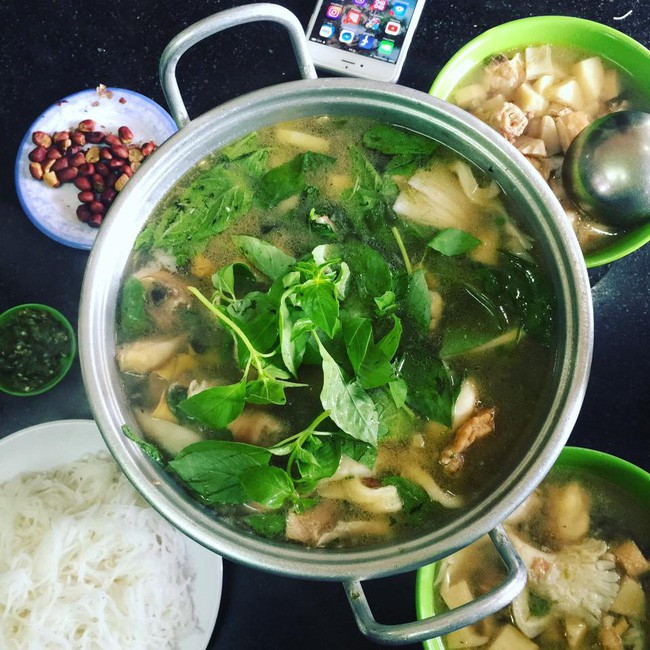 Nước lẩu gà ngọt lịm kết hợp với loại rau này cũng phù hợp đến lạ. Đây chắc chắn là một trải nghiệm ẩm thực thú vị mà khi đi đến nơi khác chưa chắc bạn đã có được. Dù là đặc sản có tiếng nhưng ở Đà Lạt không có quá nhiều quán bán món này và nổi bật nhất phải kể đến quán Tao Ngộ và 668.