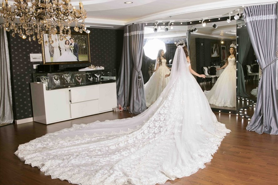 Các trang phục váy cưới của Hoa hậu Đặng Thu Thảo được thiết kế với ý tưởng chủ đạo từ phong cách thời trang Hoàng tộc Châu Âu sang trọng, đẳng cấp và quý phái. Ảnh: Lao động.