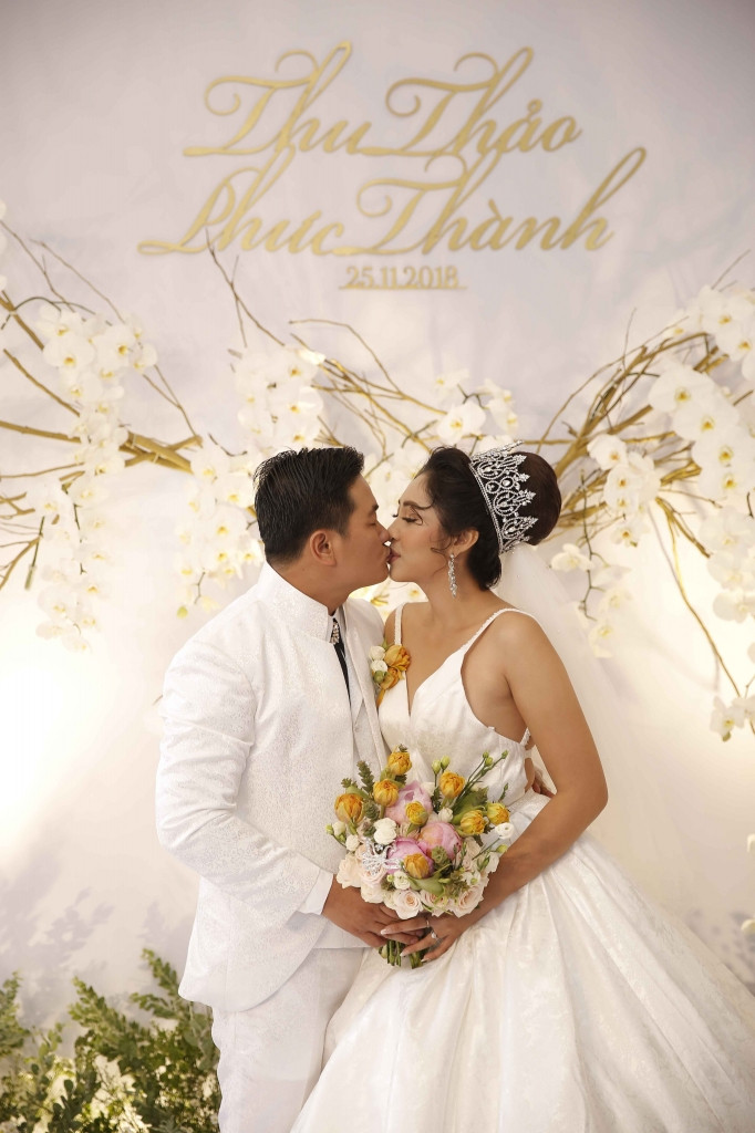 Cô dâu và chú rể chọn trang phục cùng tông màu tinh tế và sang trọng. Ảnh: Zing.