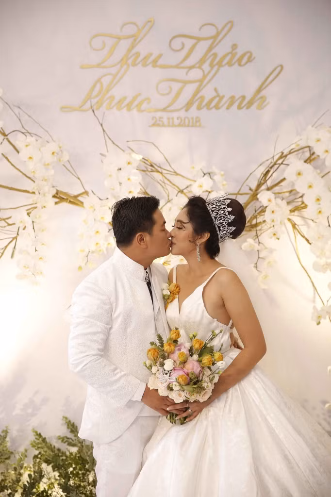 Cô dâu và chú rể chọn trang phục cùng tông màu tinh tế và sang trọng. Ảnh: Zing.