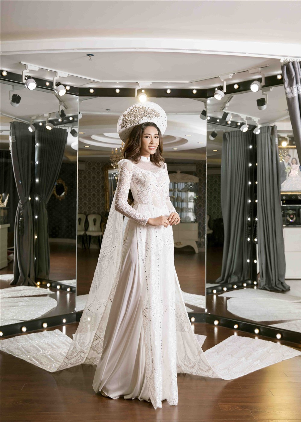 Ngoài ra, Đặng Thu Thảo còn chọn trang phục áo dài trắng, đội mấn theo phong cách trang phục cưới sang trọng. Ảnh: Laodong.