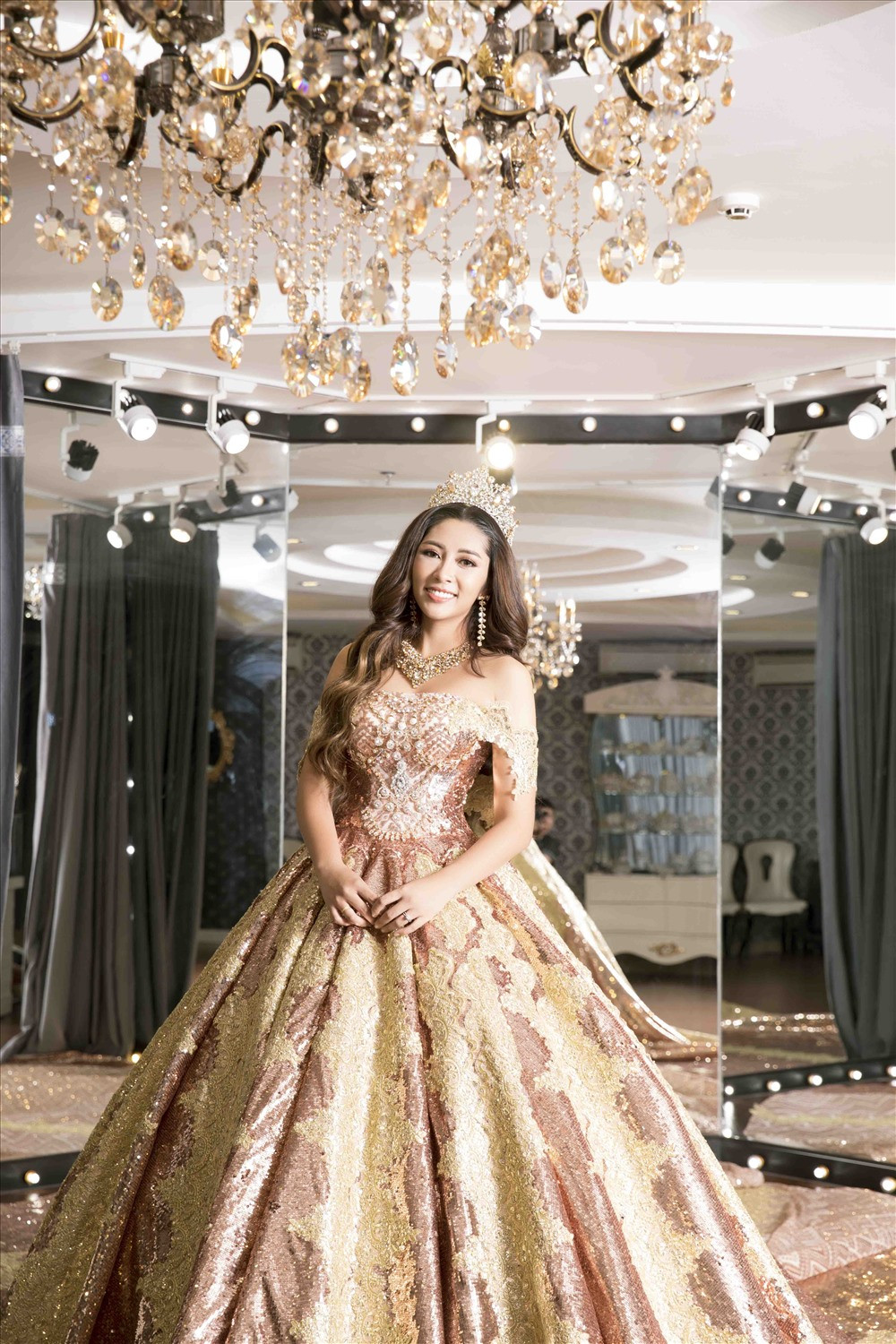 Độ dài của chiếc váy cưới này lên đến 5m, tất cả các họa tiết đều được làm thủ công rất công phu. Ảnh: Laodong.