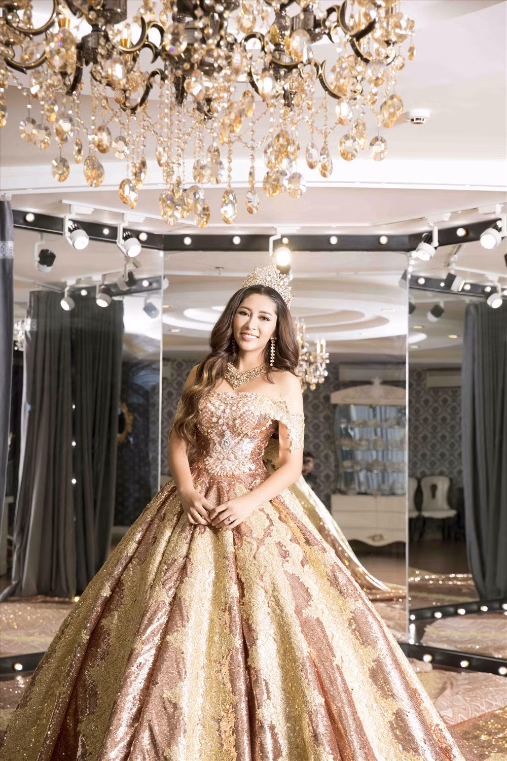 Độ dài của chiếc váy cưới này lên đến 5m, tất cả các họa tiết đều được làm thủ công rất công phu. Ảnh: Laodong.