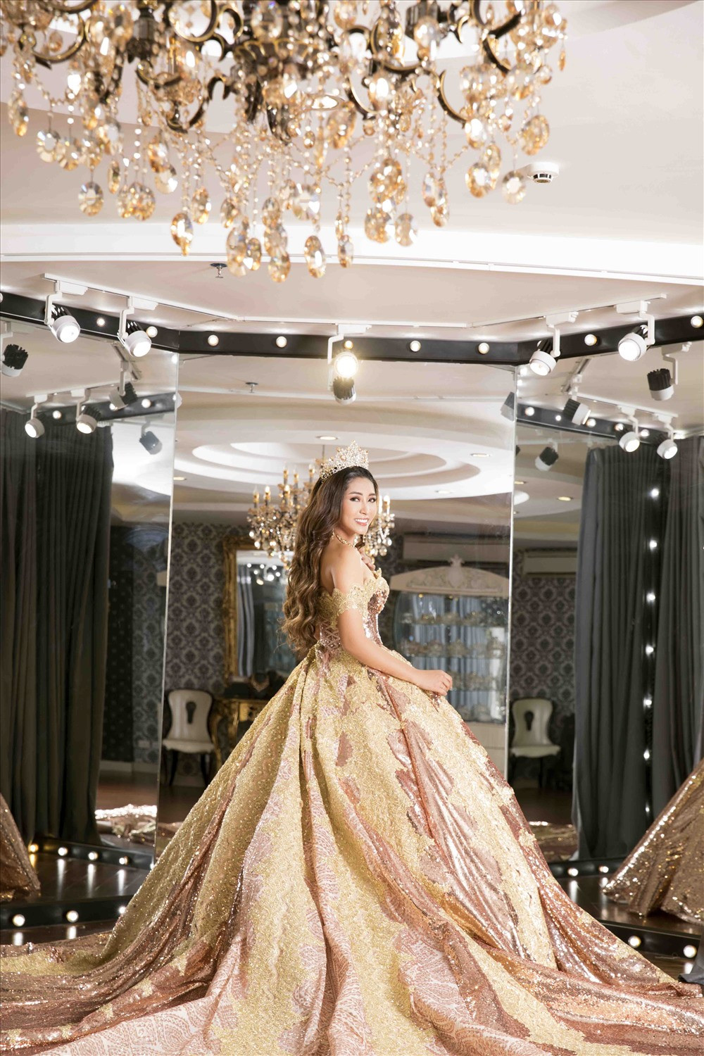 Hoa hậu Đại dương Đặng Thu Thảo còn đầu tư bộ váy cưới màu hồng kiêu sa ghép ren vàng ròng lấp lánh vô cùng sang trọng. Ảnh: Laodong.