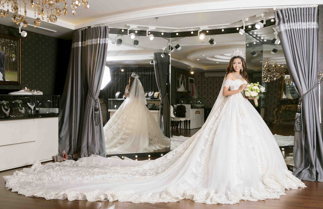 Đặng Thu Thảo là một trong số những ít những người đẹp đầu tư khủng cho trang phục ngày cưới của mình. Ảnh: Lao động.