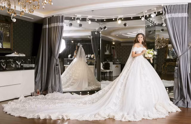 Đặng Thu Thảo là một trong số những ít những người đẹp đầu tư khủng cho trang phục ngày cưới của mình. Ảnh: Lao động.