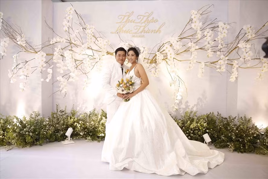 Trong lễ cưới, Hoa hậu Thu Thảo còn mặc một chiếc váy khoét ngực sâu và hở lưng khá gợi cảm. Ảnh: Zing.