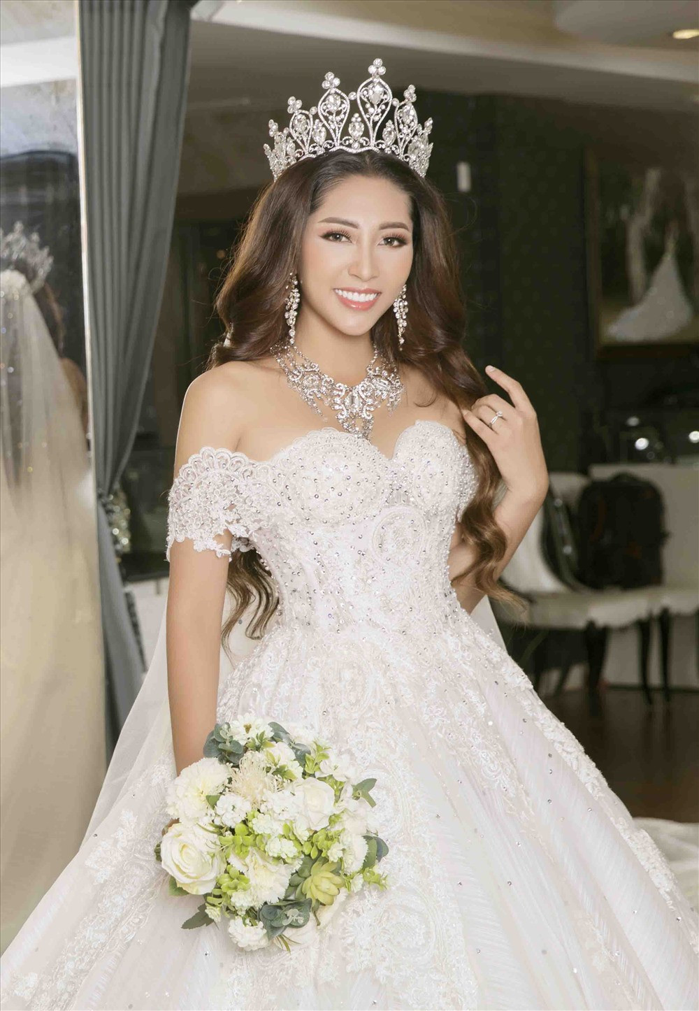 Váy cưới của Hoa hậu Đại dương Đặng Thu Thảo được đính kết thủ công với những chất liệu cao cấp quý hiếm như pha lê trong suốt, những loại đá, hạt hiếm có. Ảnh: Lao động.