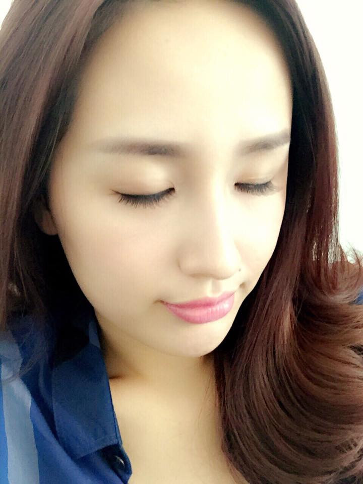 Nếu trước đây Mai Phương Thúy có làn da hơi ngăm đen thì lúc này cô đã có được làn da trắng mịn, khuôn mặt thanh tú dù không hề son phấn.