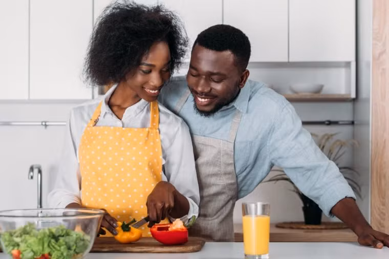 Thiếu hụt chất dinh dưỡng: Nếu không nhận đủ những chất cần thiết để nuôi dưỡng thì tóc bạn sẽ không thể phát triển và mọc dài nhanh chóng. Đặc biệt, nếu thiếu protein và sắt thì tóc mỏng đi vì dễ gãy rụng.