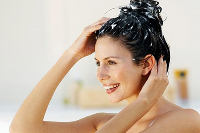 Dầu gội có độ pH cao: Một số dầu gội sẽ có độ pH (kiềm) cao làm phá vỡ lớp ngoài của da đầu và loại bỏ lớp dầu tự nhiên trên tóc. Hãy chọn loại nào không chứa sulfat để có mái tóc khỏe mạnh và bóng mượt.