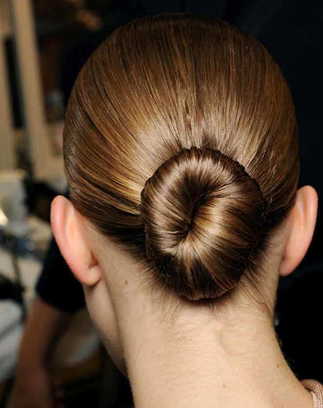 Buộc tóc quá chặt và dùng phụ kiện tóc nặng nề: Buộc tóc quá chặt sẽ tác động mạnh đến chân tóc, ảnh hưởng đến tuần hoàn máu dưới da đầu và làm cho tóc yếu ớt, dễ bị gãy rụng. Bên cạnh đó, những phụ kiện buộc tóc quá nặng cũng khiến cho tóc xơ và gãy rụng nhanh chóng hơn.