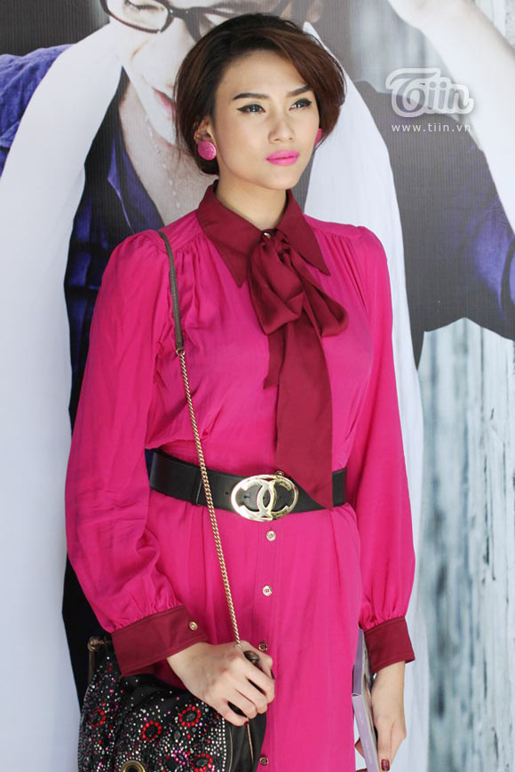 Việc sử dụng màu sắc lòe loẹt và phụ kiện quá nhiều phụ kiện là nguyên nhân chính khiến cô kém sang.