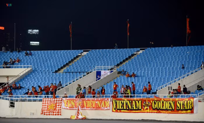 Khoang lang tren khan dai My Dinh sau AFF Cup 2018 cua CDV Viet Nam-Hinh-10